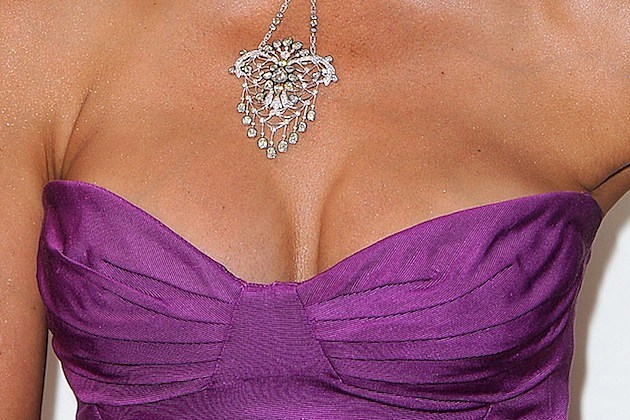 125596774 Brooke Burke Cleavage