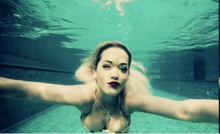 Rita-Ora-underwater-bikini
