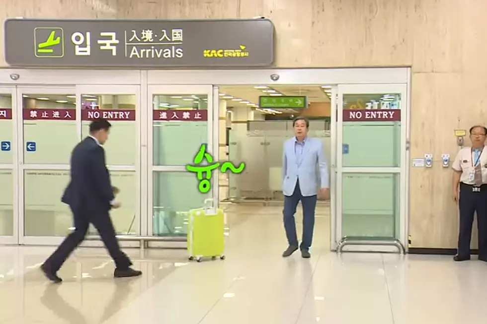 South Korean Politician Walks Out of Airport Like an Arrogant King of the World